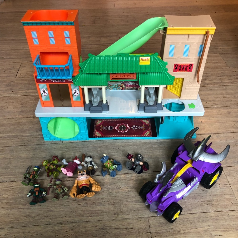TMNT Super sewer play set, with figures and shredder car.